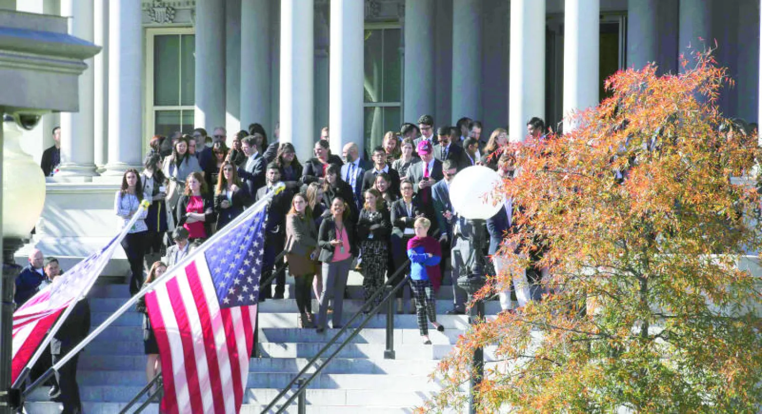 قبل لقاء أوباما وترامب تجمع عاملون قريبًا من البيت الأبيض لمشاهدة وصول الرئيس المنتخب (رويترز)