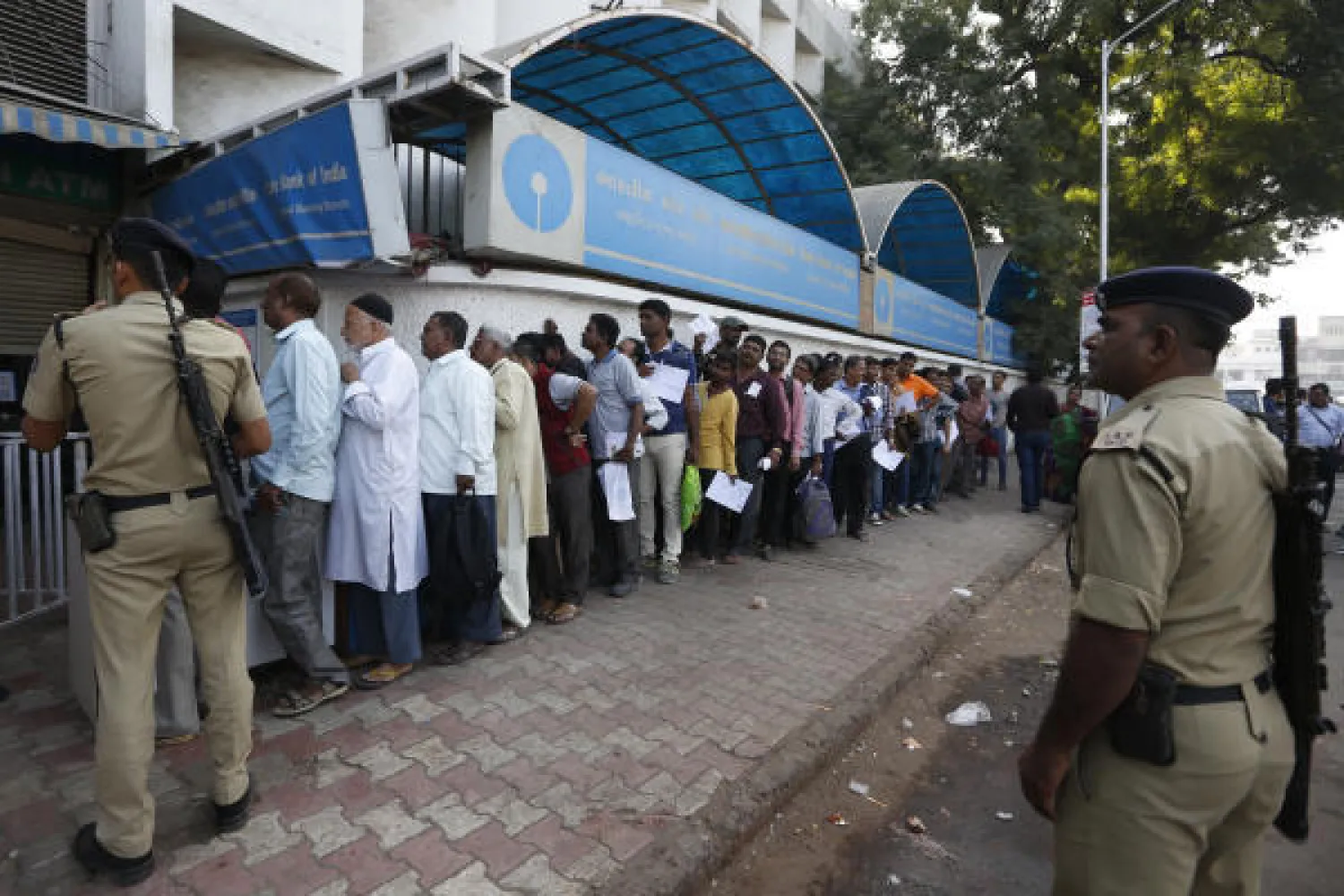 طوابير طويلة في الهند أمام المصارف لتبديل عملات ورقية