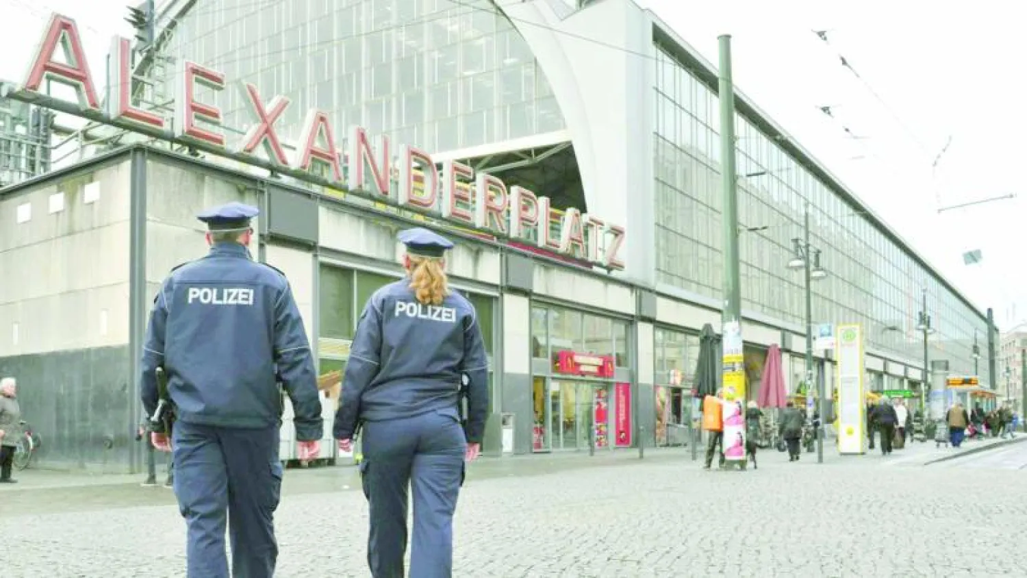 الصورة لشرطيين ألمانيين في ساحة ألكسندربلاتس في برلين («الشرق الأوسط»)