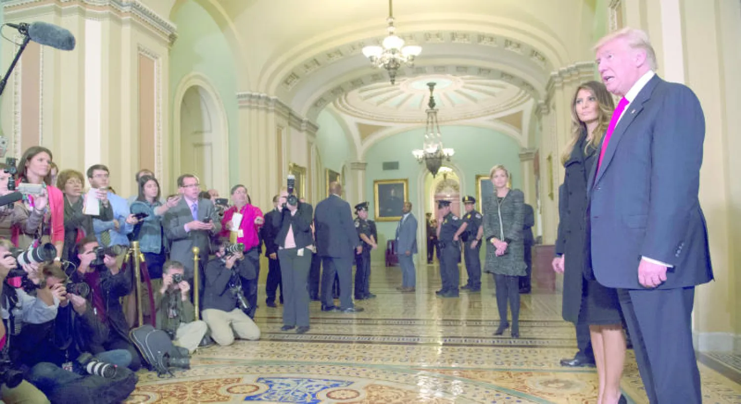 الرئيس المنتخب دونالد ترامب مع زوجته ميلانيا في مبنى الكونغرس (أ.ب)