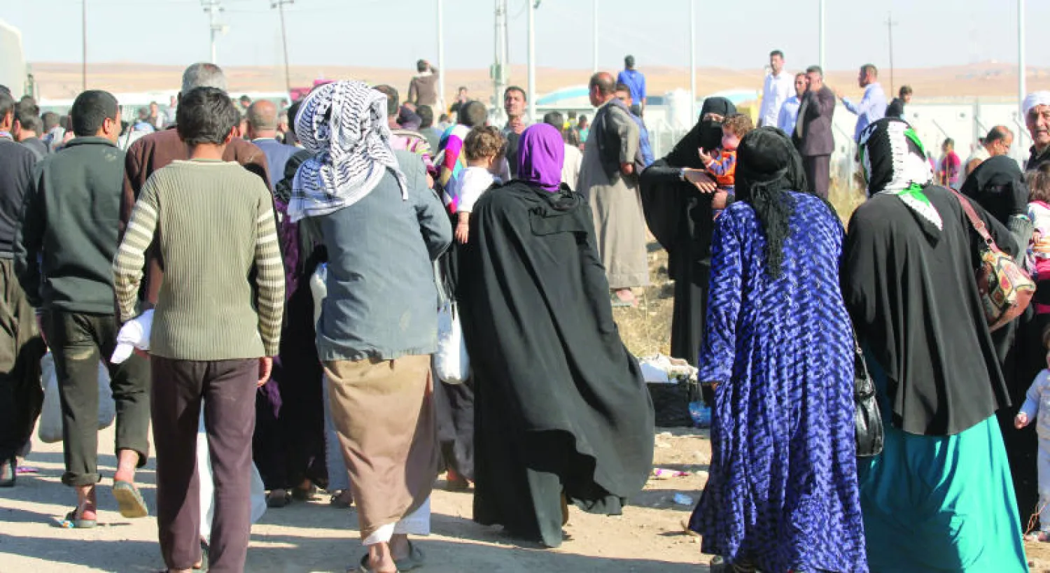 هاربون من الجانب الأيمن للموصل لدى وصولهم إلى مخيم للنازحين غربي أربيل («الشرق الأوسط})