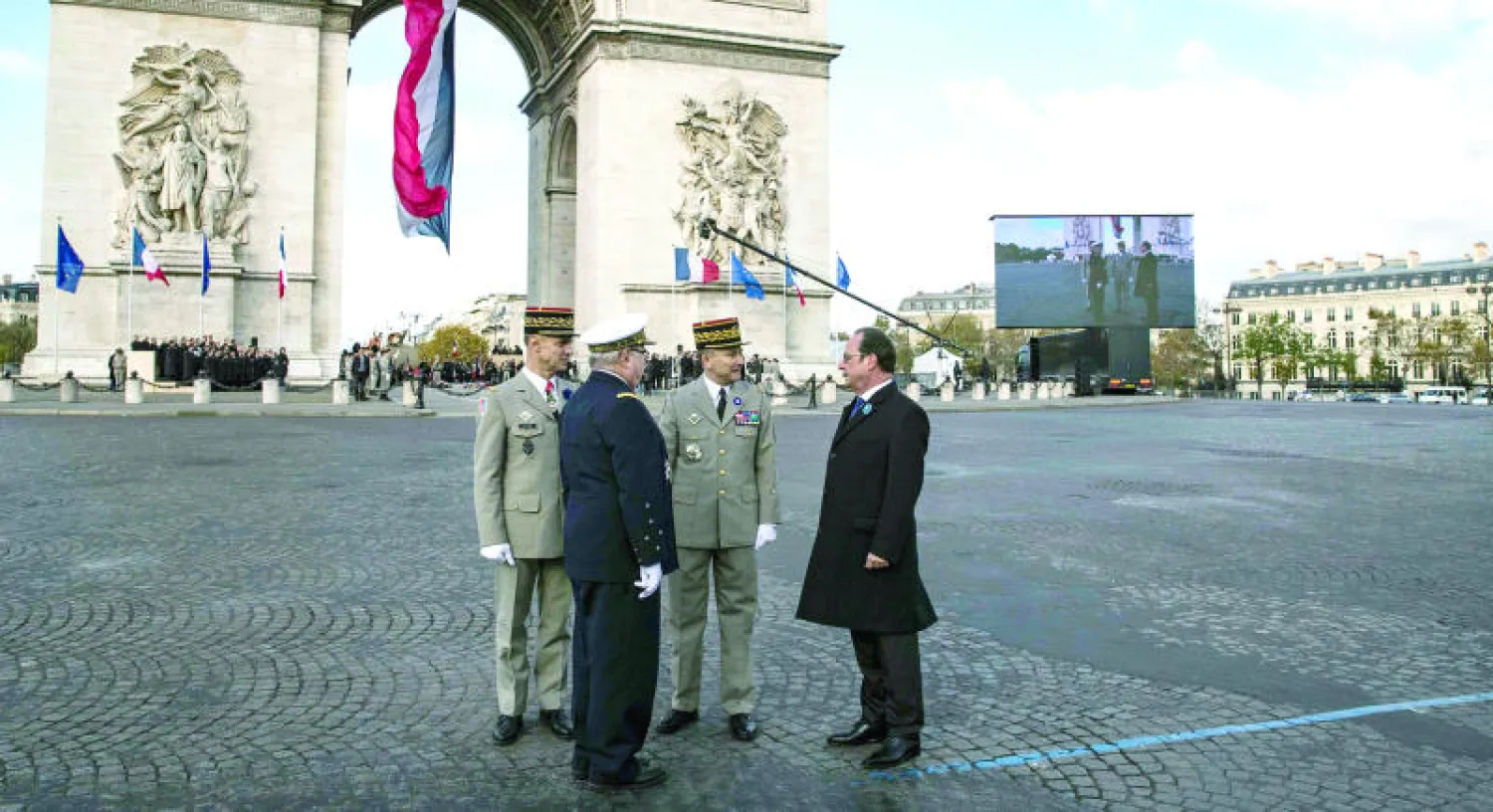 الرئيس الفرنسي لدى حضوره في باريس أمس ذكرى الهدنة عام 1918 نهاية الحرب العالمية الأولى (أ.ف.ب)