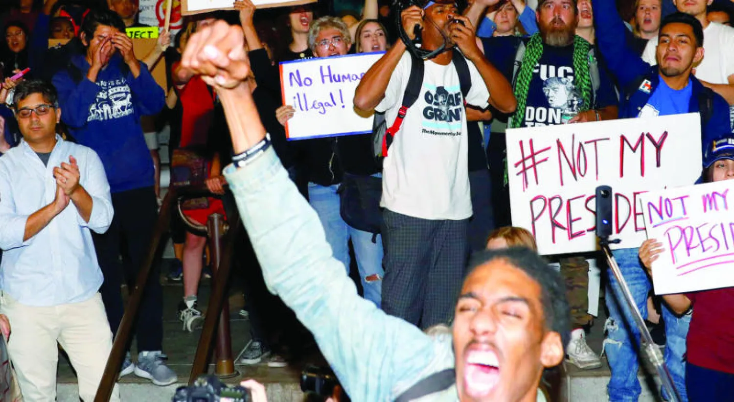 جانب من مظاهرة الليلة قبل الماضية أمام مقر بلدية لوس أنجليس احتجاجًا على انتخاب دونالد ترامب رئيسًا (رويترز)