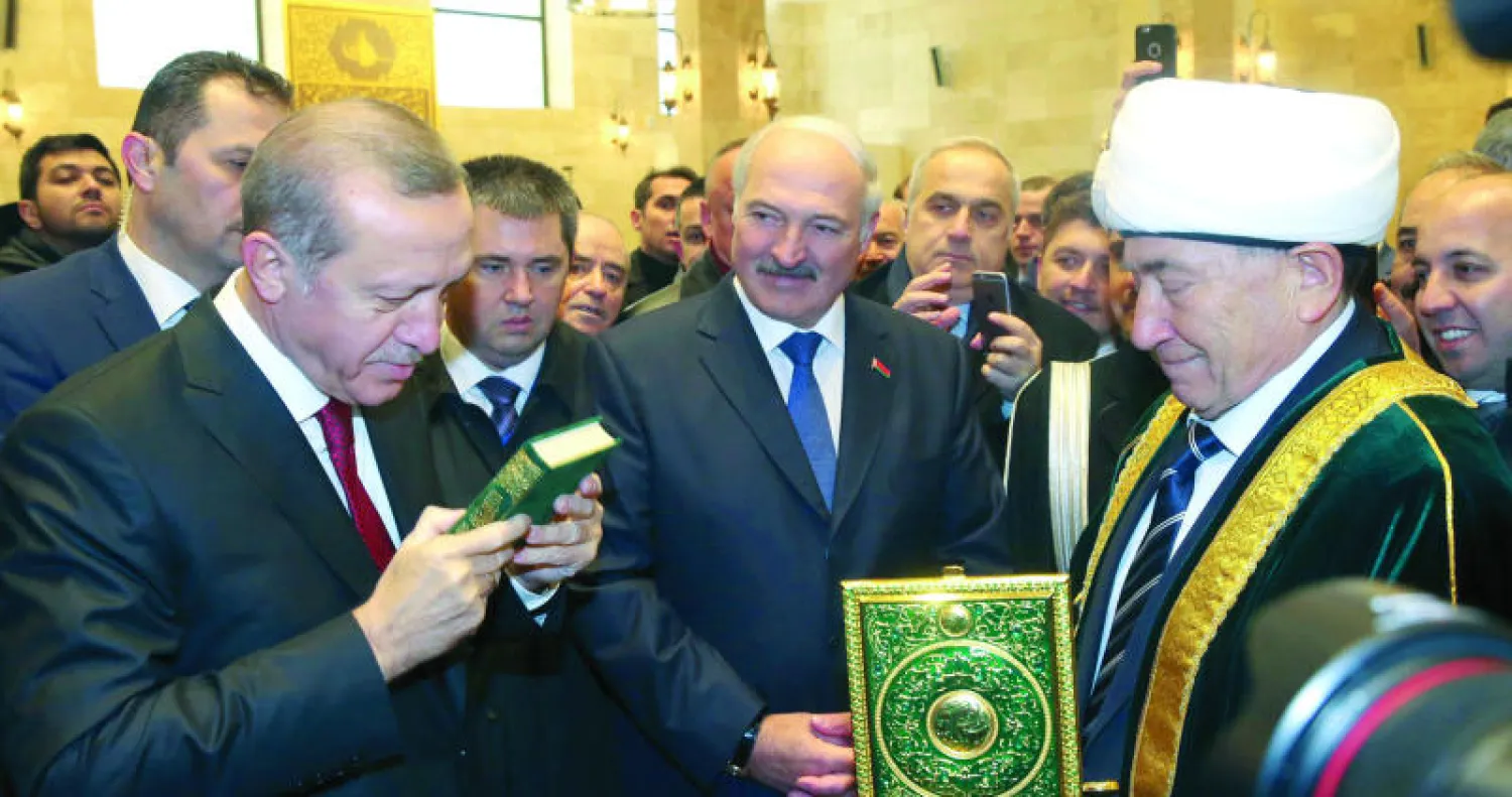 الرئيس التركي يتلقى نسخة من المصحف الشريف أهداها له رئيس روسيا البيضاء الكسندر لوكاشينكو في مينسك أمس (أ. ب)