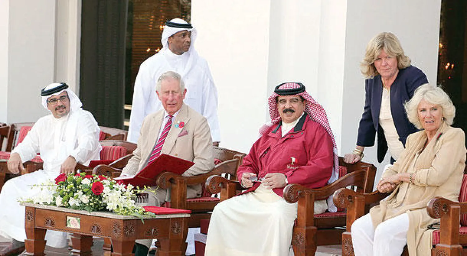 العاهل البحريني الملك حمد بن عيسى لدى استقباله الأمير تشارلز وقرينته كاميلا دوقة كورنوول في قصر الصافرية أمس (بنا)