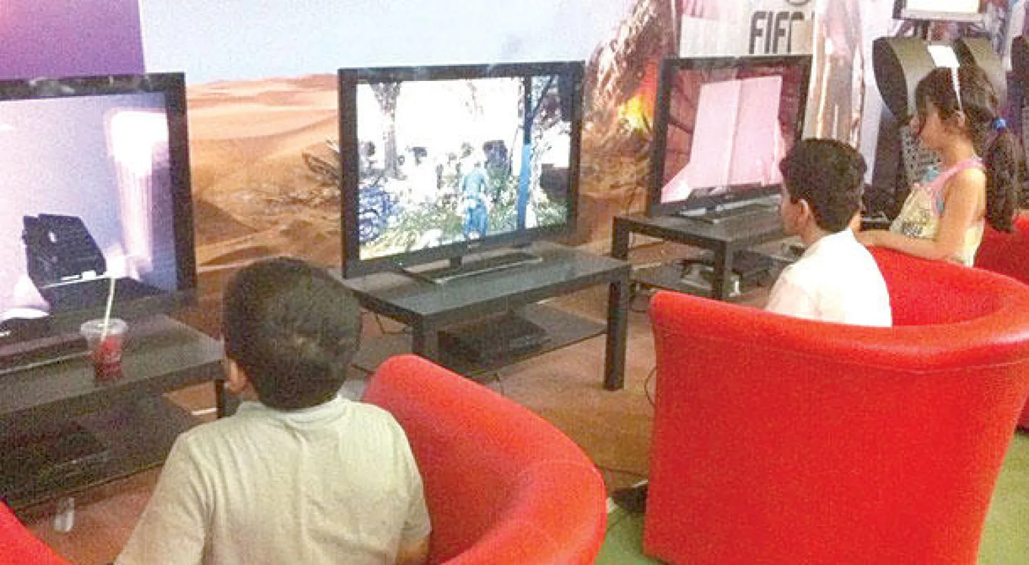 أطفال يلعبون في أحد متاجر العاب الفيديو بالسعودية («الشرق الأوسط»)