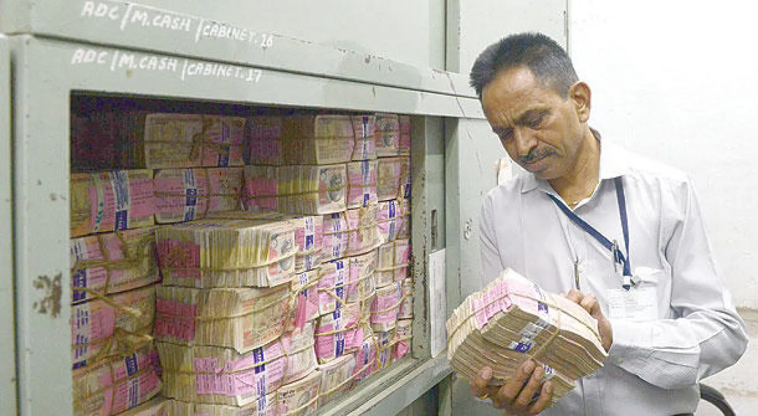 أزمة في الهند بعد حجب فئات النقد الكبيرة