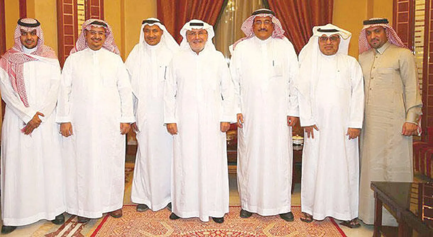 الأمير خالد بن عبد الله لدى استقباله لجنة توثيق بطولات الأهلي ({المركز الإعلامي بالنادي الأهلي})