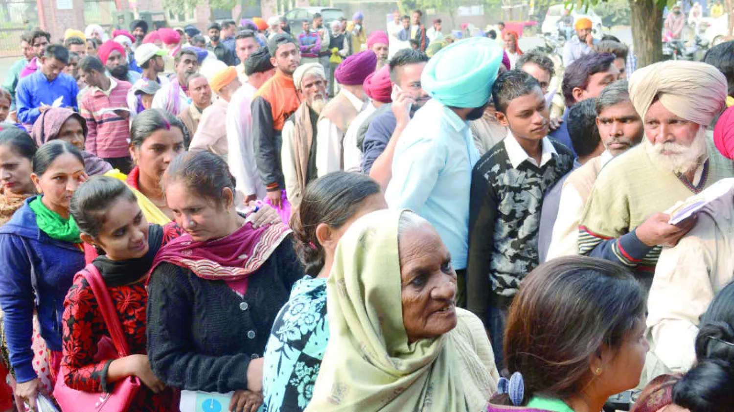 مئات من القرويين الهنود يتجمعون أمام أحد البنوك لتحويل الفئات الملغاة من العملة في عملية شهدت ارتباكًا وجدلاً وتصاعدًا للانتقادات (أ.ف.ب)