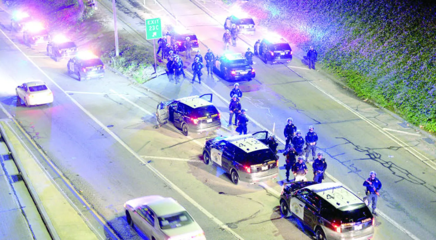 مظاهرة بكاليفورنيا في وسط طريق سريع أوقفت حركة السير (رويترز)