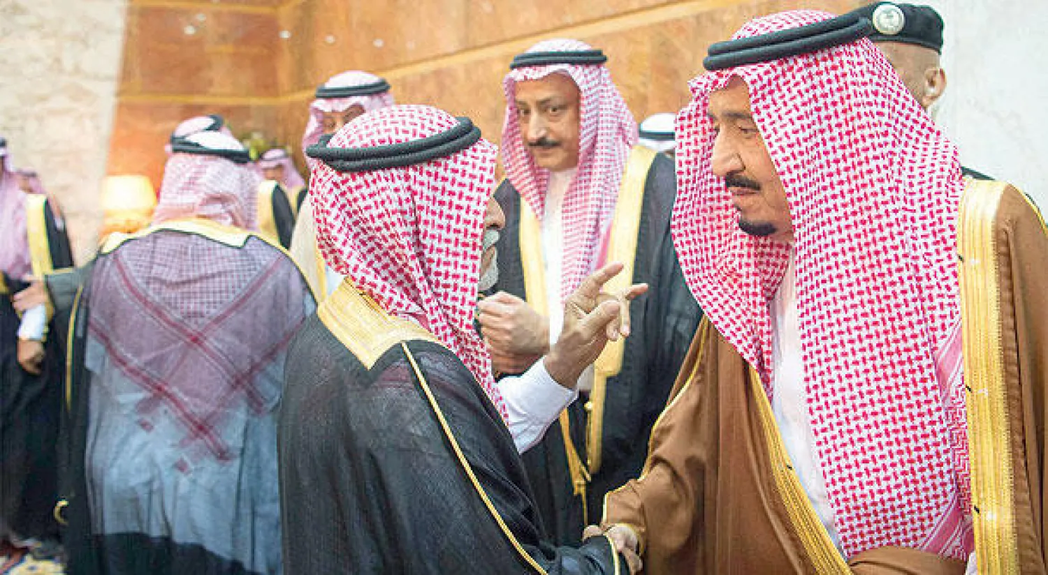 الملك سلمان بن عبد العزيز لدى استقباله الأمراء والعلماء والوزراء وكبار المسؤولين وجموعا من المواطنين  المعزين في وفاة الأمير الراحل تركي بن عبد العزيز في الرياض 