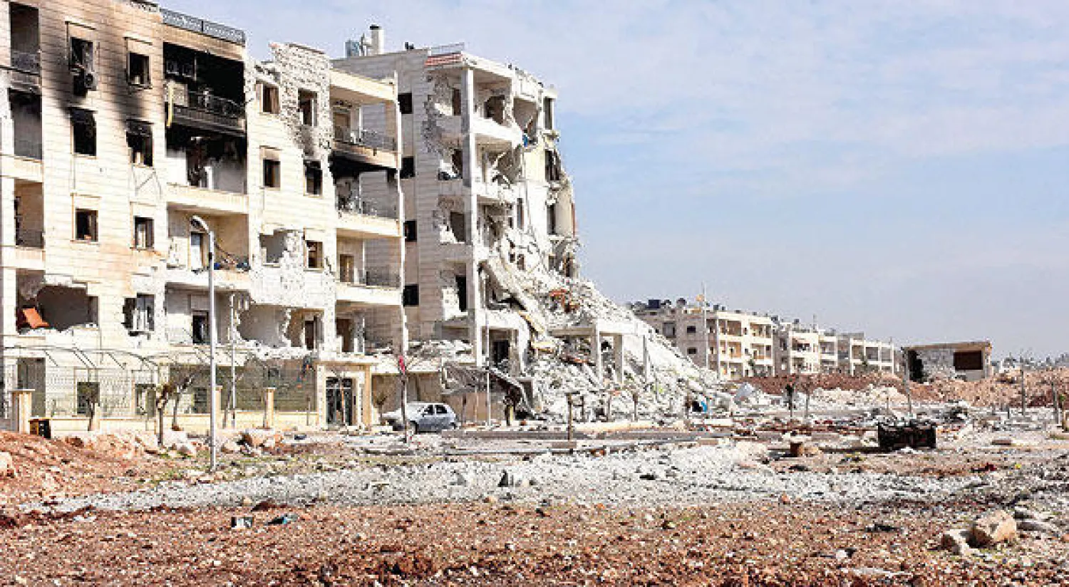 مبان مدمرة في منيان بحلب إثر قصف قوات النظام السوري وحلفائها (أ.ب)