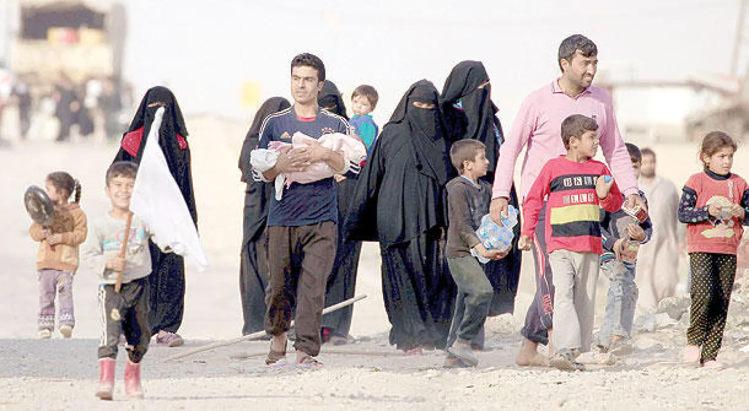 هاربون من  القتال يبحثون عن مكان آمن في حي السماح بالجانب الأيسر من الموصل (أمس)