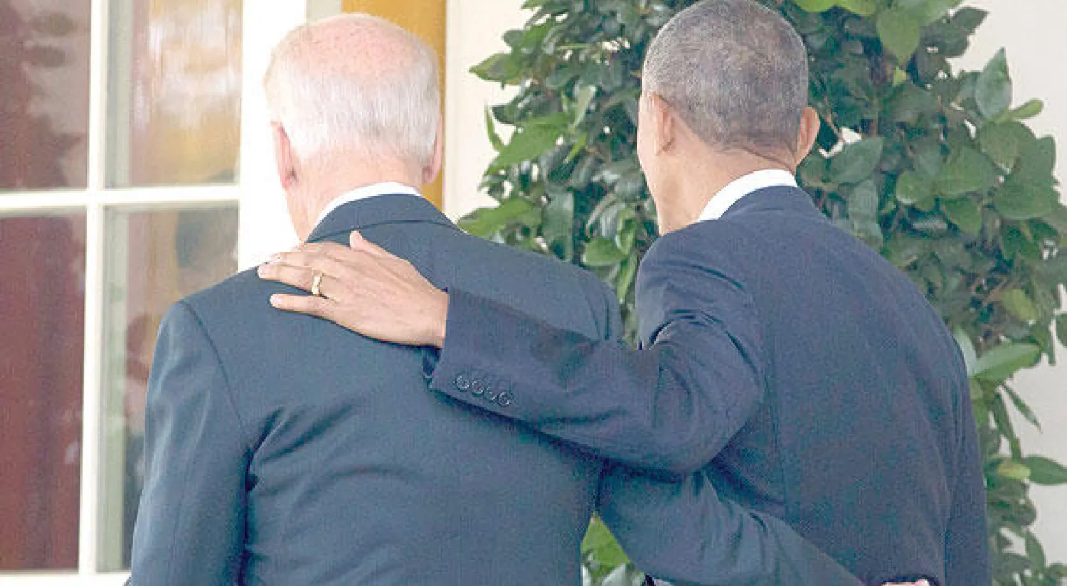 الرئيس باراك أوباما ونائبه جو بايدن يعودان إلى المكتب البيضاوي بعد إعلان نتيجة الانتخابات (إ.ب.أ)