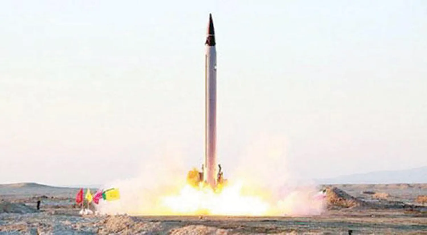 عملية اختبار صاروخ «عماد» الباليستي الذي يبلغ مداه 1700 كلم في أكتوبر 2015 (رويترز)