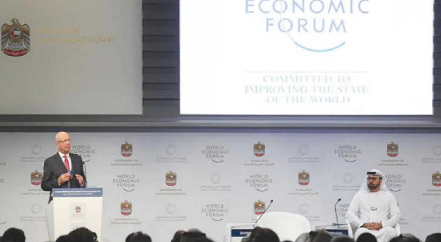 مصري يمر أمام محل صرافة في أحد أحياء القاهرة أول من أمس (إ.ب.أ)