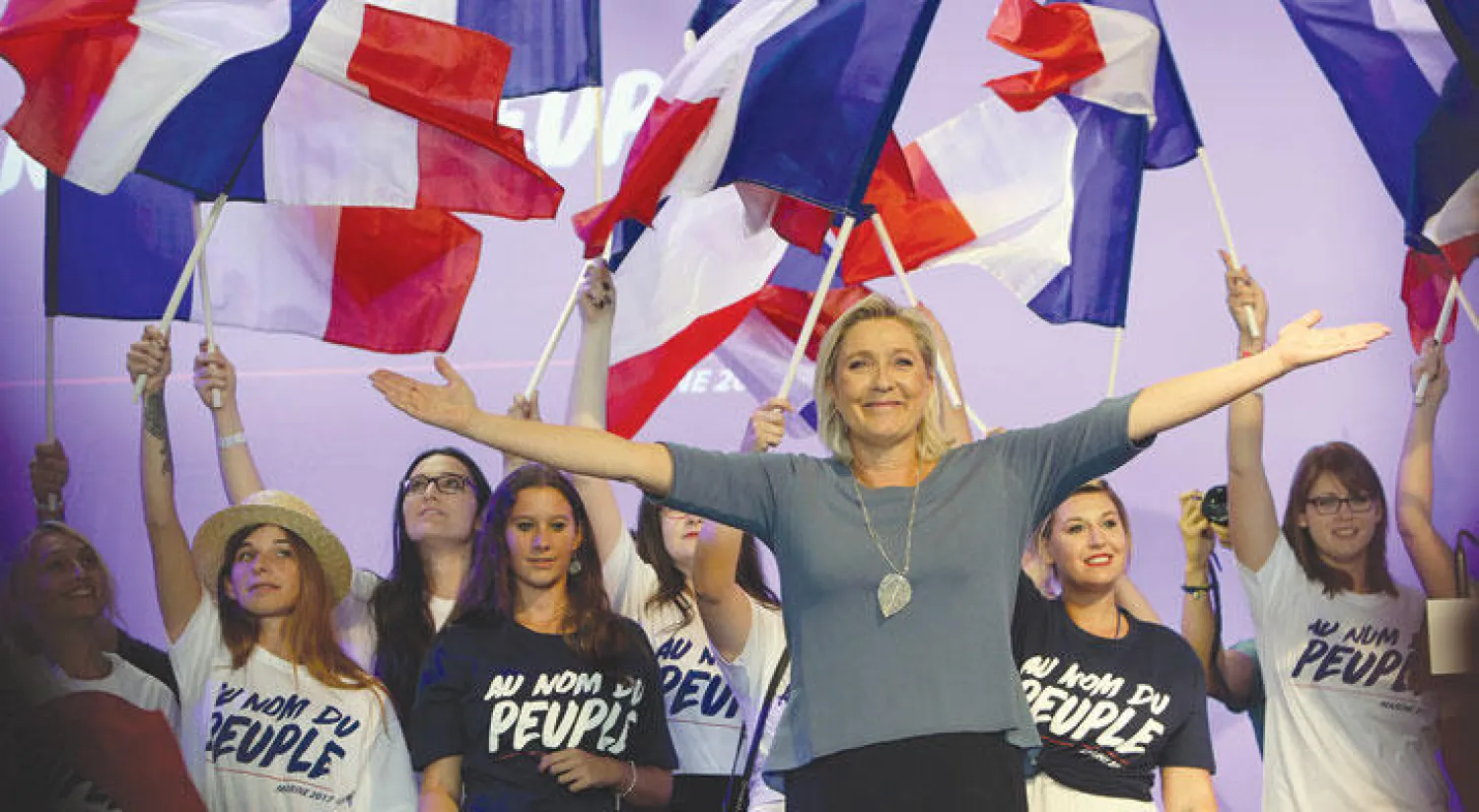 صورة أرشيفية لزعيمة اليمين المتطرف الفرنسي مارين لوبان خلال ترحيبها بأنصارها بجنوب فرنسا في 18 سبتمبر الماضي (أ.ب)