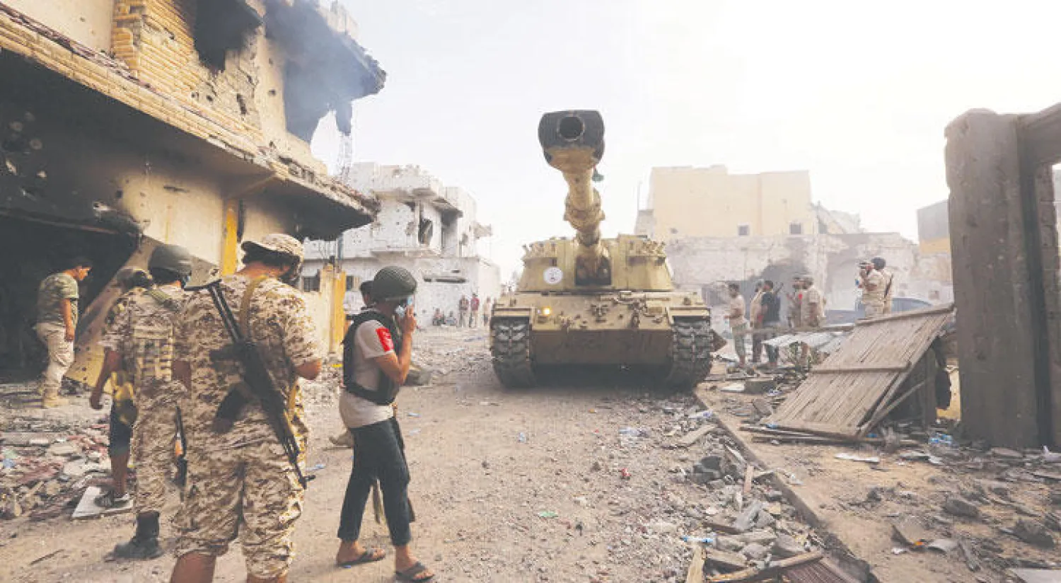 صورة أرشيفية لقوات موالية لحكومة الوفاق في مواجهة مع عناصر {داعش} في سرت (أ.ف.ب)