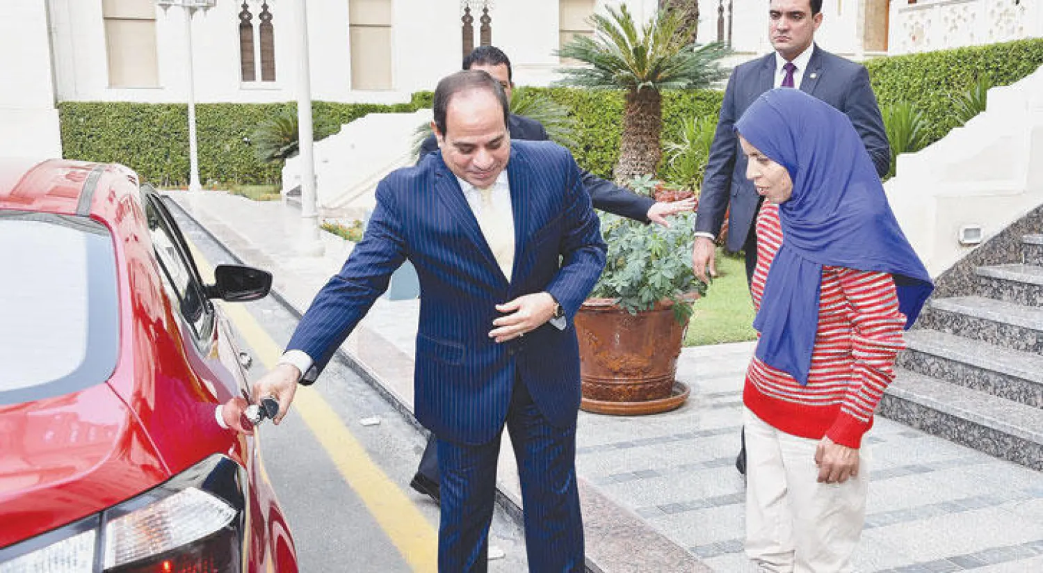 الرئيس السيسي يستقبل فتاة الإسكندرية في القصر الرئاسي ويحرص على توديعها بنفسه