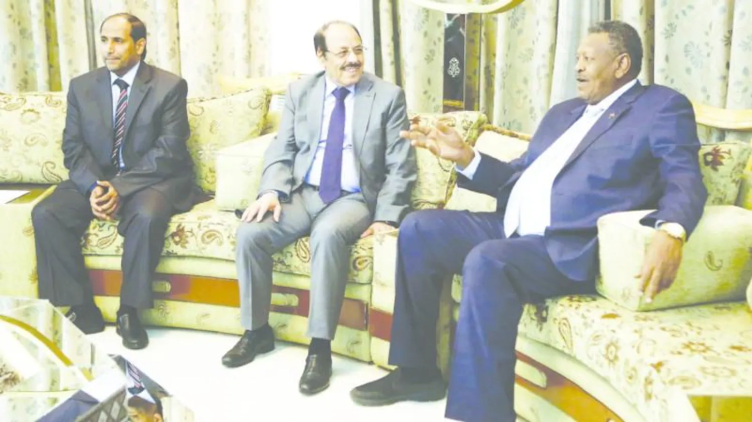 نائب الرئيس السوداني بكري حسن صالح أثناء لقائه نظيره اليمني على الأحمر في الخرطوم (أ ف ب)
