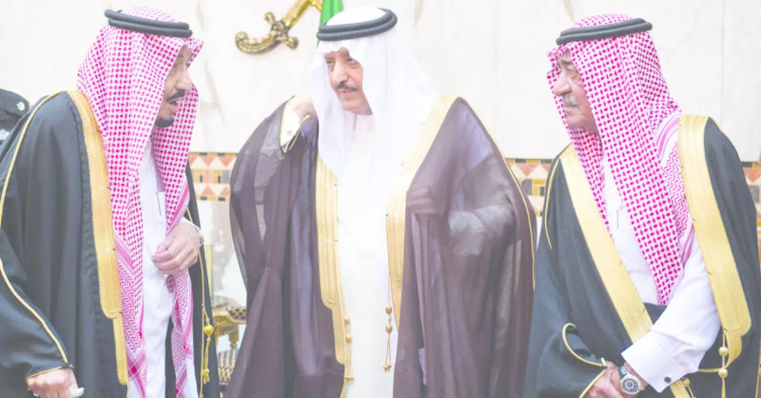 خادم الحرمين الشريفين في حديث جانبي مع الأمير أحمد بن عبد العزيز والأمير مقرن بن عبد العزيز خلال مراسم استقبال المعزين في قصره بعرقة بالعاصمة السعودية الرياض أمس (واس)