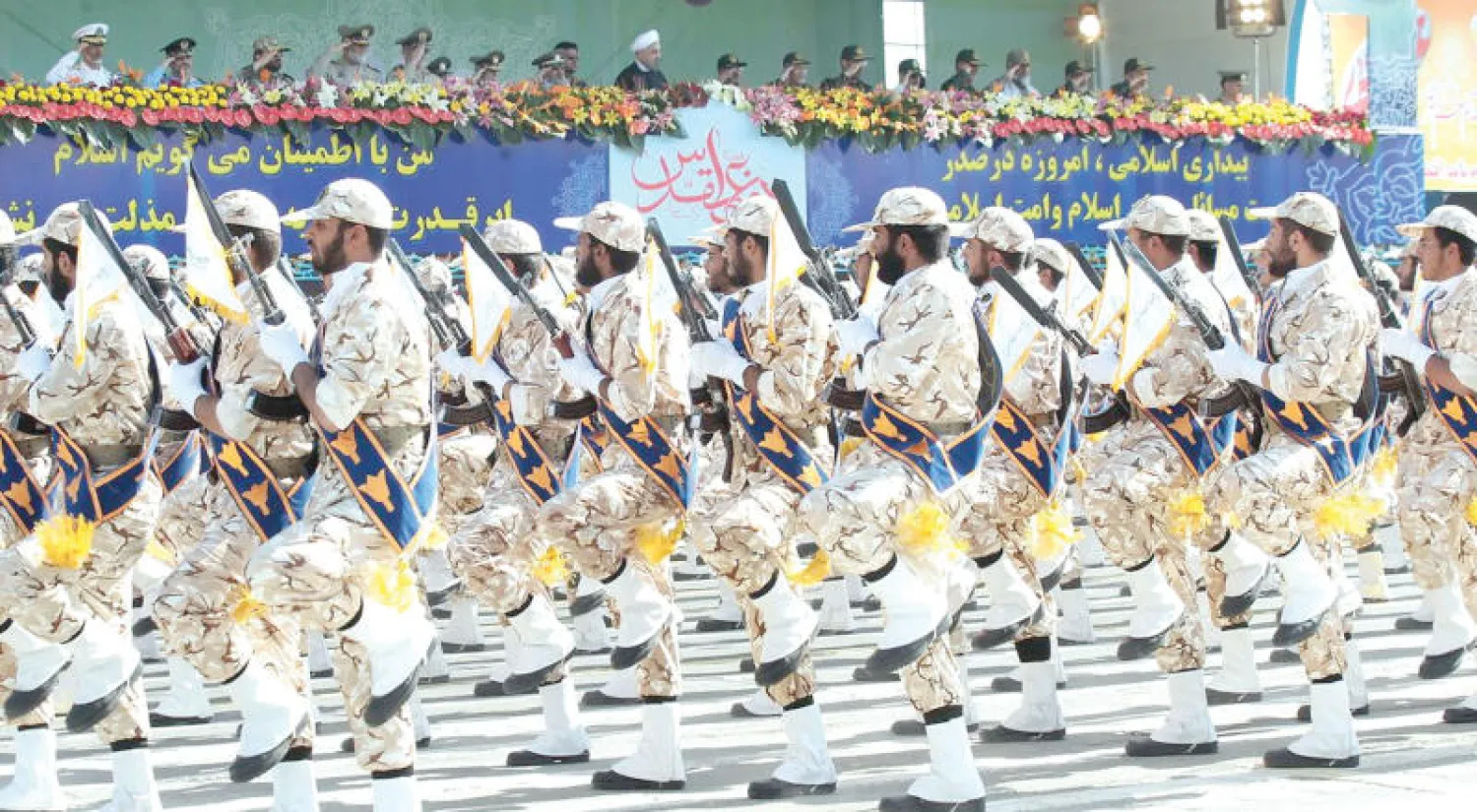 وحدة من الحرس الثوري في استعراض عسكري أمام الرئيس الإيراني في طهران (موقع رئيس الجمهورية)