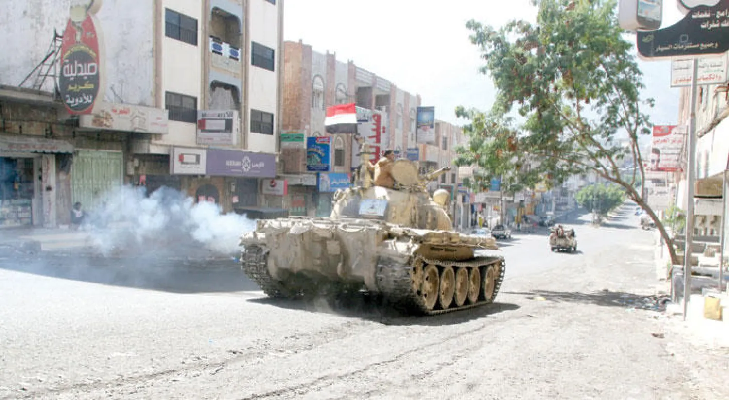 دبابة تابعة للقوات المؤيدة للشرعية في أحد شوارع تعز أمس (رويترز)