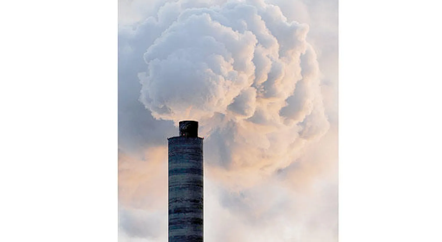 دخان المصانع يساهم في تلوث البيئة (أ.ف.ب)