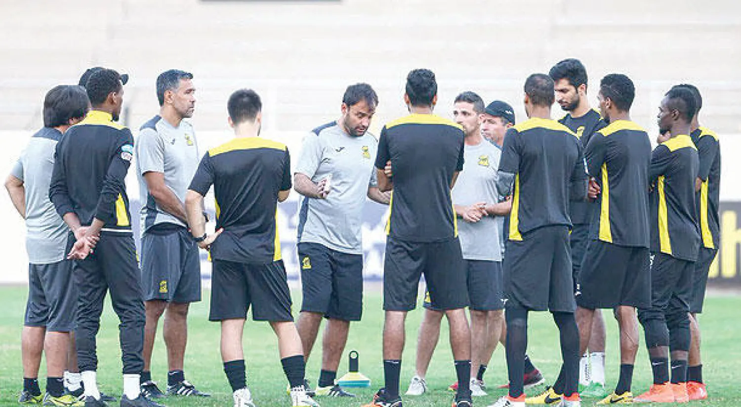 سييرا مدرب الاتحاد يجتمع بلاعبيه قبل التدريبات أمس (المركز الإعلامي بنادي الاتحاد)