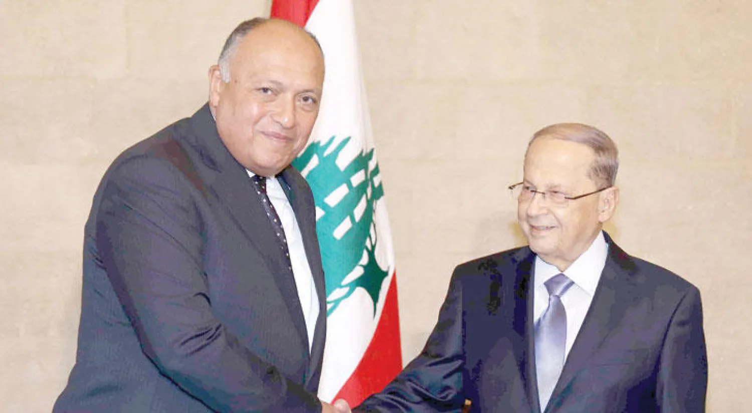 الرئيس اللبناني ميشال عون لدى استقباله وزير الخارجية المصري سامح شكري في قصر بعبدا أمس حيث تسلم دعوة من الرئيس المصري لزيارة مصر (دالاتي ونهرا)