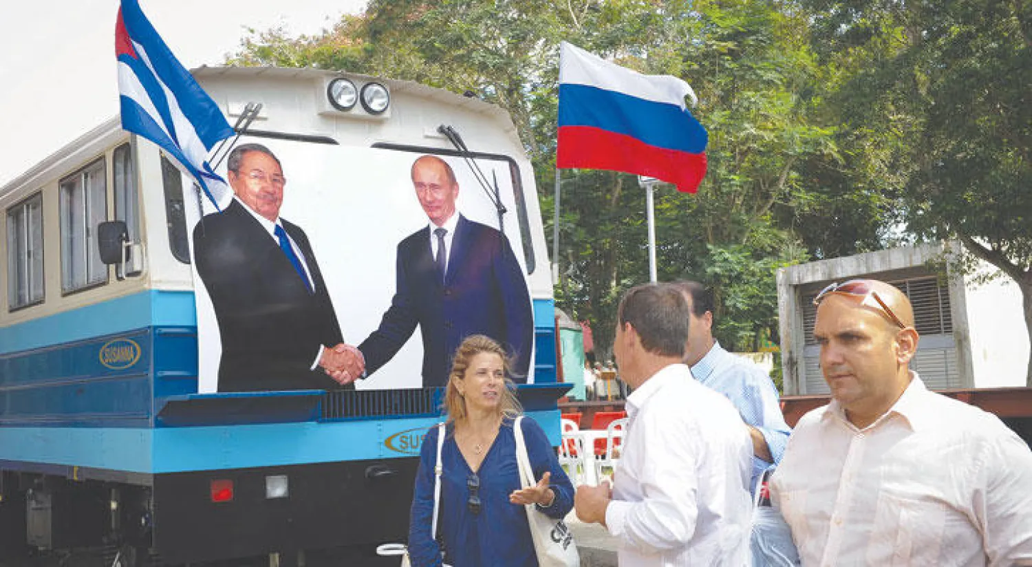 صورة لمعرض كوبا الرابع والثلاثين في هافانا والمشاركون يرفعون الأعلام الروسية والكوبية (أ.ف.ب)