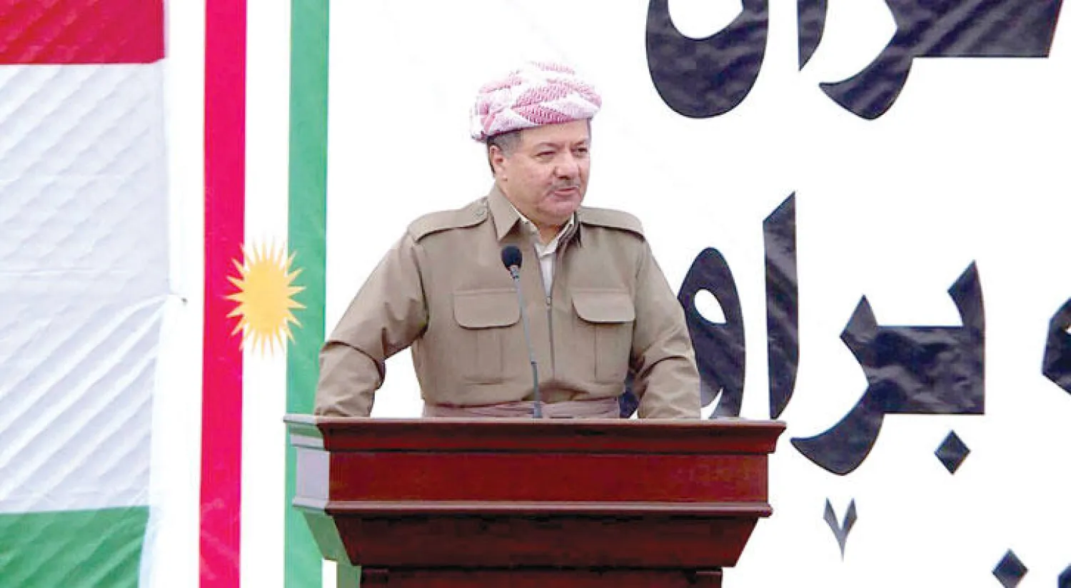 رئيس إقليم كردستان مسعود بارزاني أمس أثناء إلقائه كلمة في مركز ناحية بعشيقة  شمال الموصل بعد تحريرها من تنظيم داعش («الشرق الأوسط»)