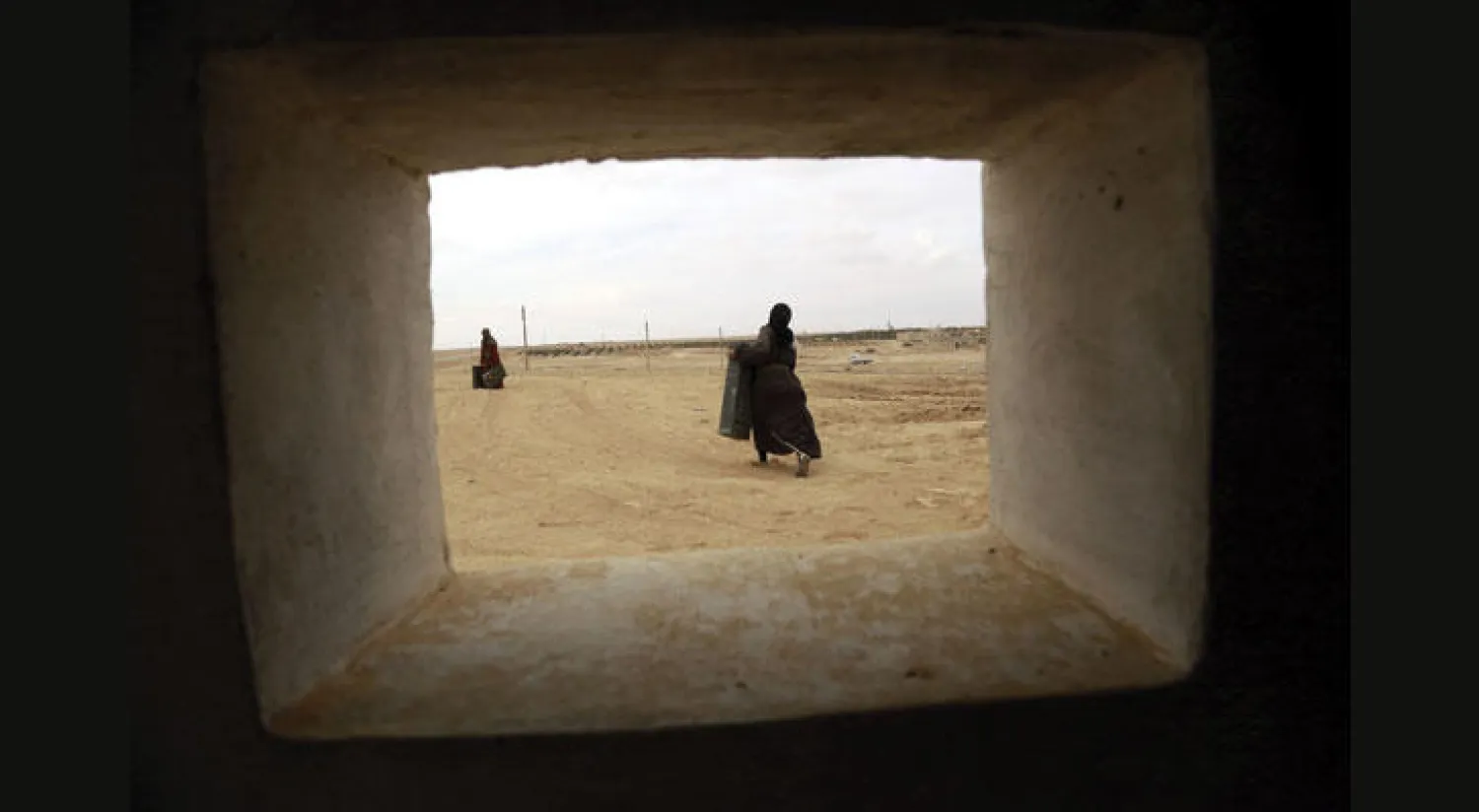 سوريتان تجمعان صناديق المقذوفات التي استخدمتها «قوات سوريا الديمقراطية» في معارك الجبهة الشمالية لمدينة الرقة معقل تنظيم داعش (أ.ف.ب)