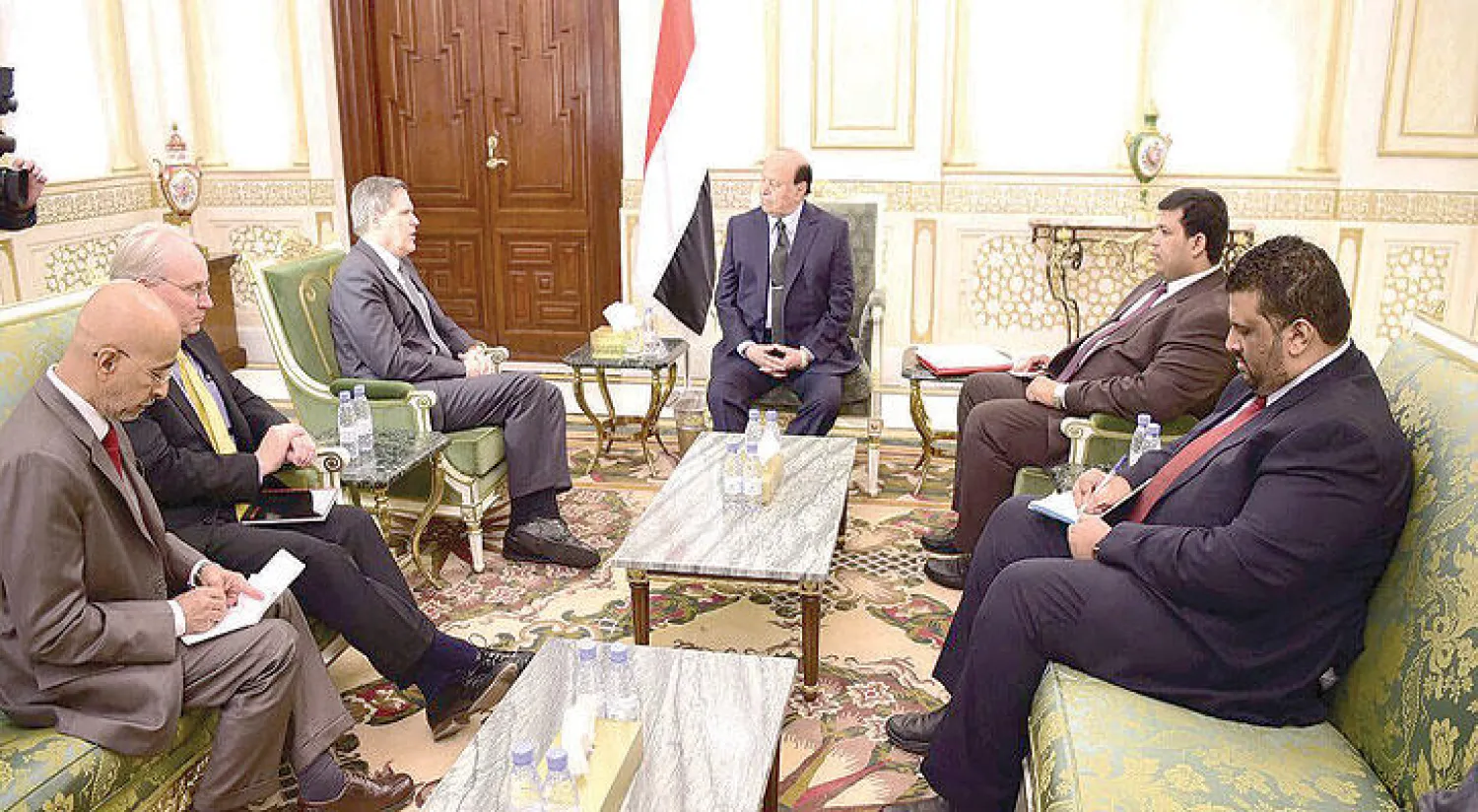 الرئيس اليمني عبد ربه منصور هادي لدى لقائه نائب مساعد وزير الخارجية الأميركي تيم ليندر كينغ وسفير الولايات المتحدة لدى اليمن ماثيو تولر في الرياض أمس (سبأ)