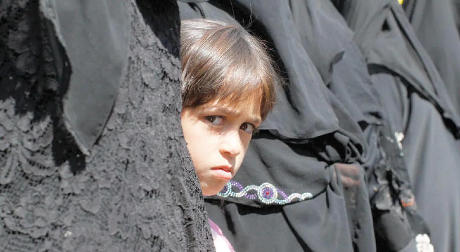 طفلة اصطفت مع نساء يمنيات تظاهرن لدى زيارة مبعوث الأمم المتحدة لليمن في صنعاء مطلع الشهر الحالي (رويترز)