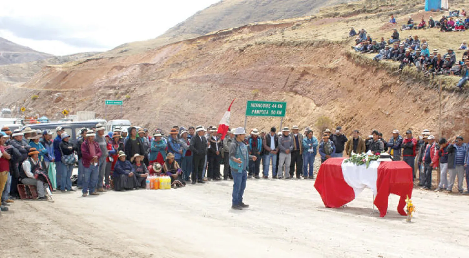 جانب من الاحتجاجات في مقاطعة «لابامبا» إثر مقتل فلاح بيروفي برصاصة في الرأس (رويترز)
