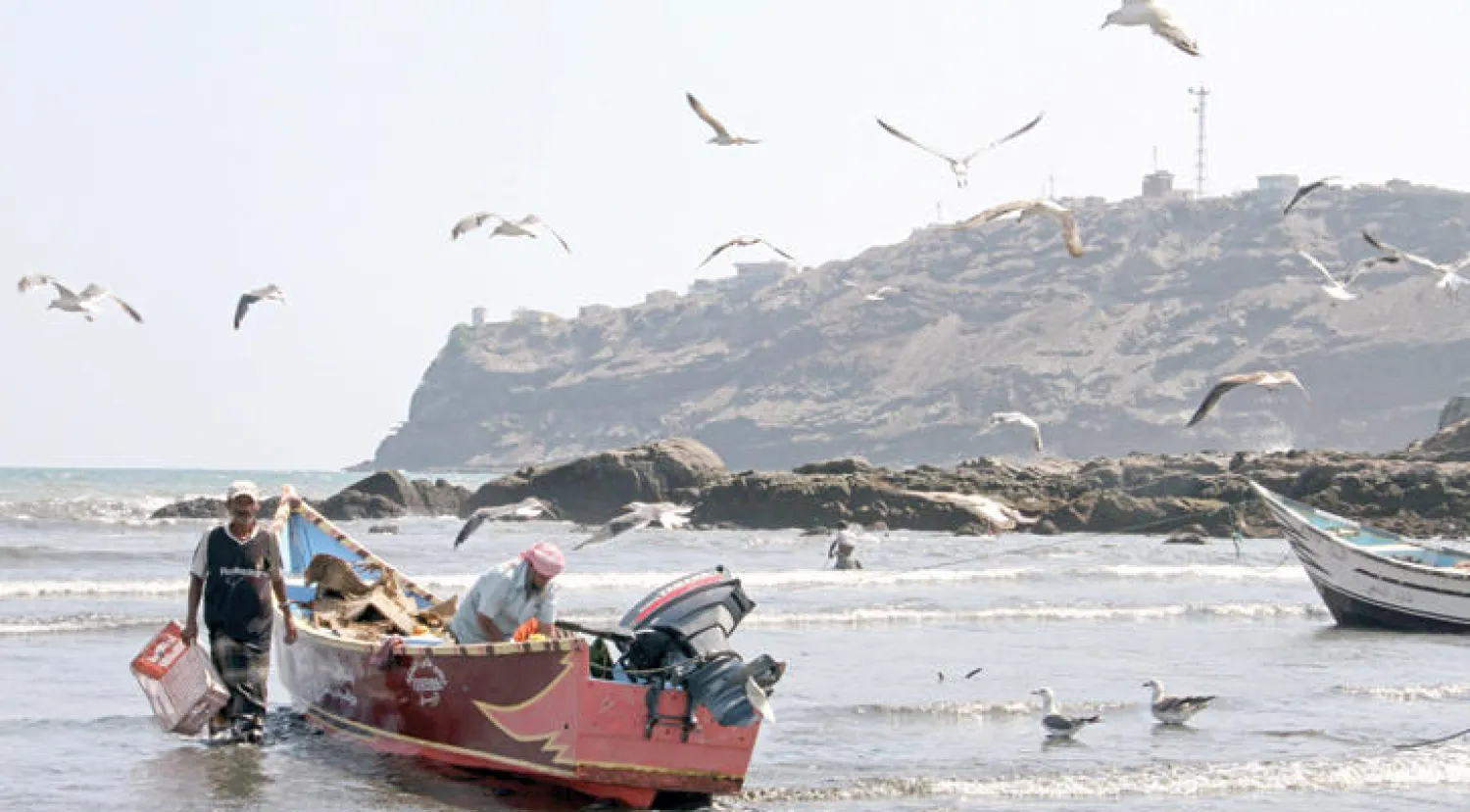 صيادان يمنيان يعودان من رحلة صيد في سواحل عدن (أ.ف.ب)