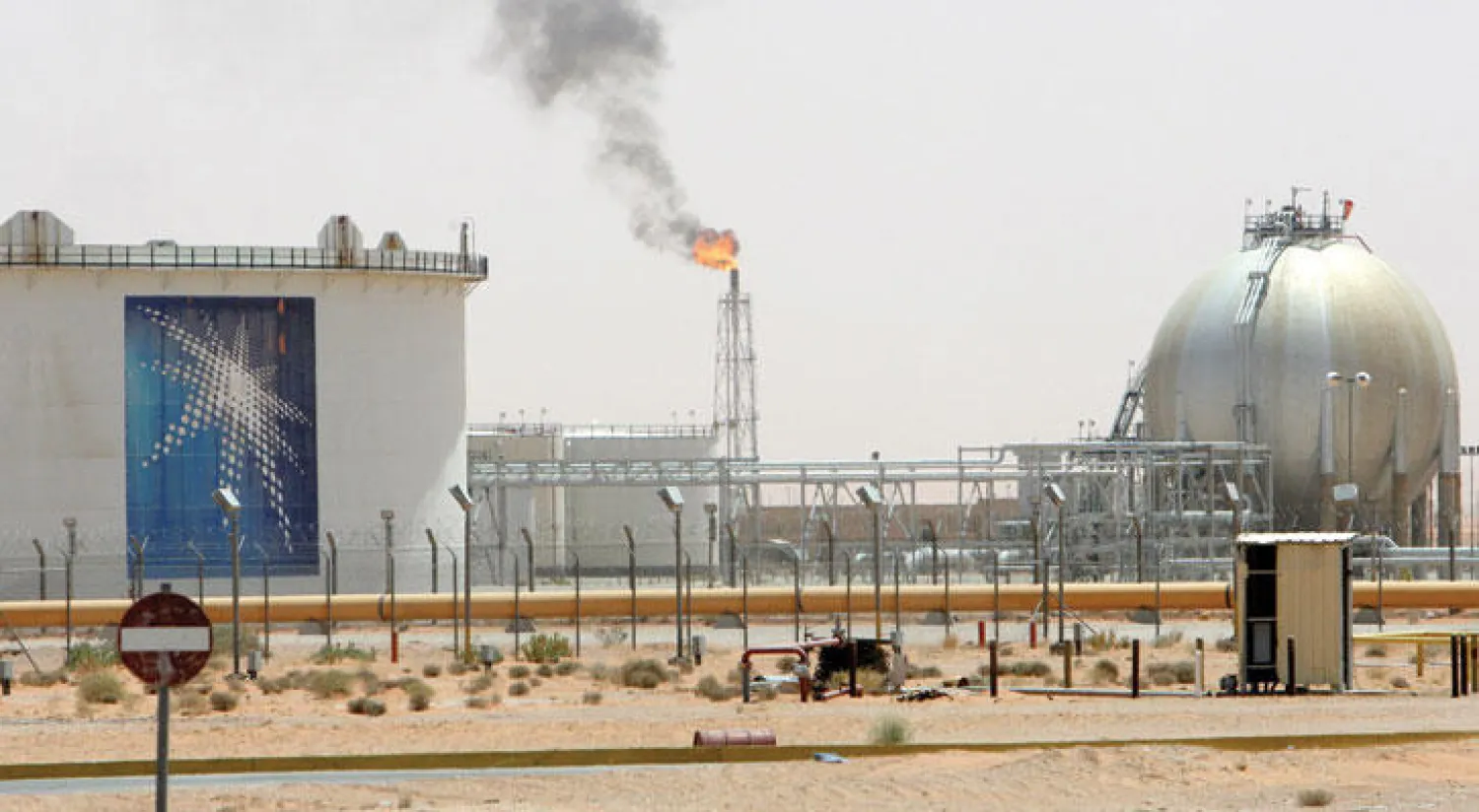 إحدى المنشآت النفطية السعودية القريبة من الرياض (رويترز)