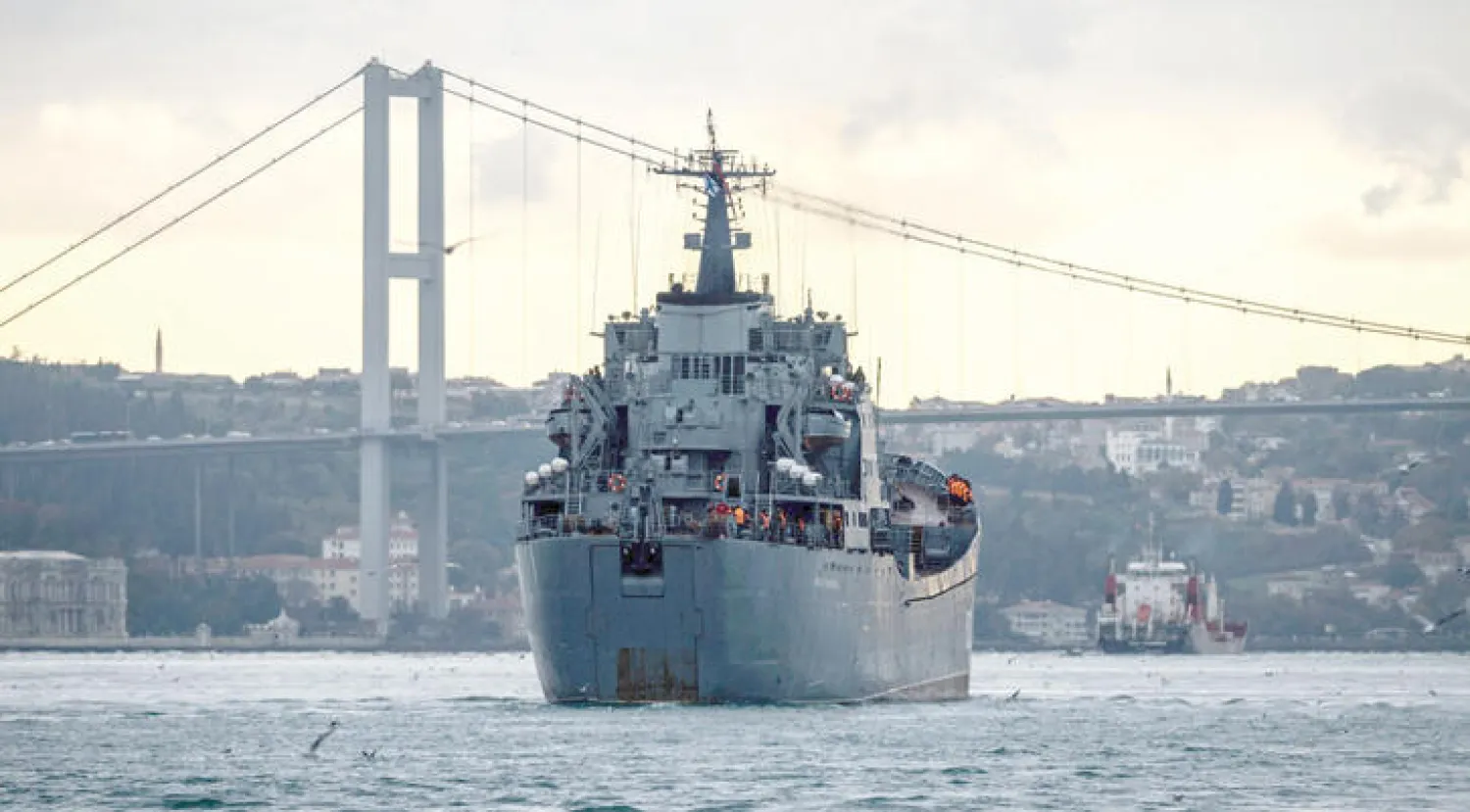 سفينة حربية روسية لدى عبورها مضيق البوسفور في طريقها إلى ميناء طرطوس السوري الشهر الماضي (أ.ف.ب)