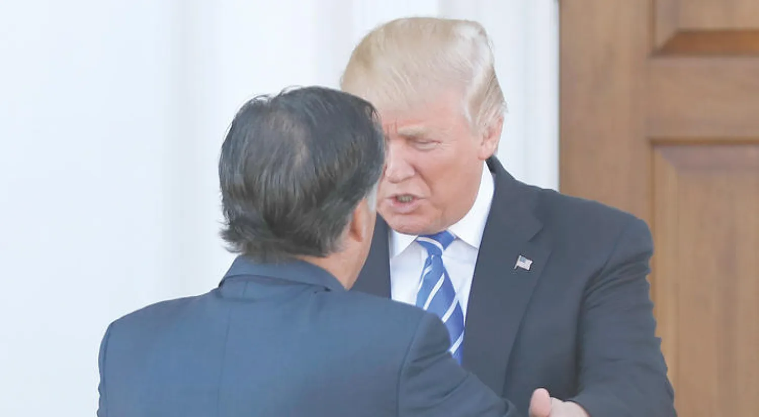 دونالد ترامب يستقبل ميت رومني في النادي الوطني للغولف (أ.ب)