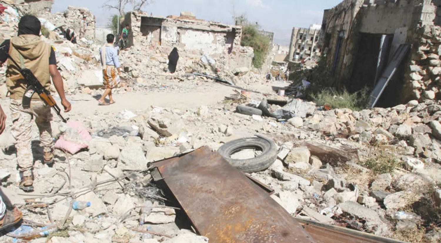 أفراد من الجيش اليمني يسيرون في طريق قصفته قوات الحوثي وصالح في تعز أمس (رويترز)