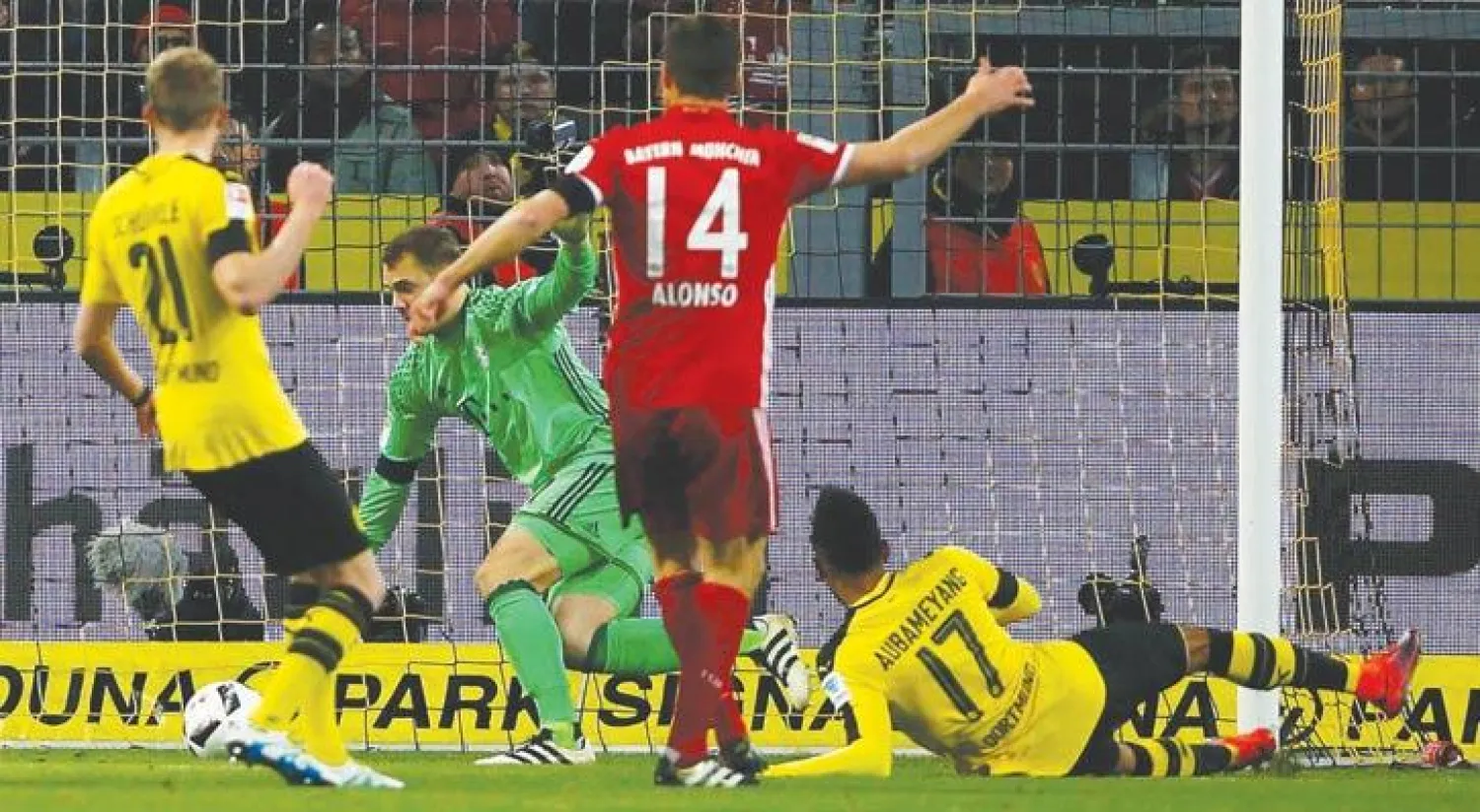 أوباميانغ نجم دورتموند (على الأرض يمين) يسجل في مرمى البايرن (رويترز)