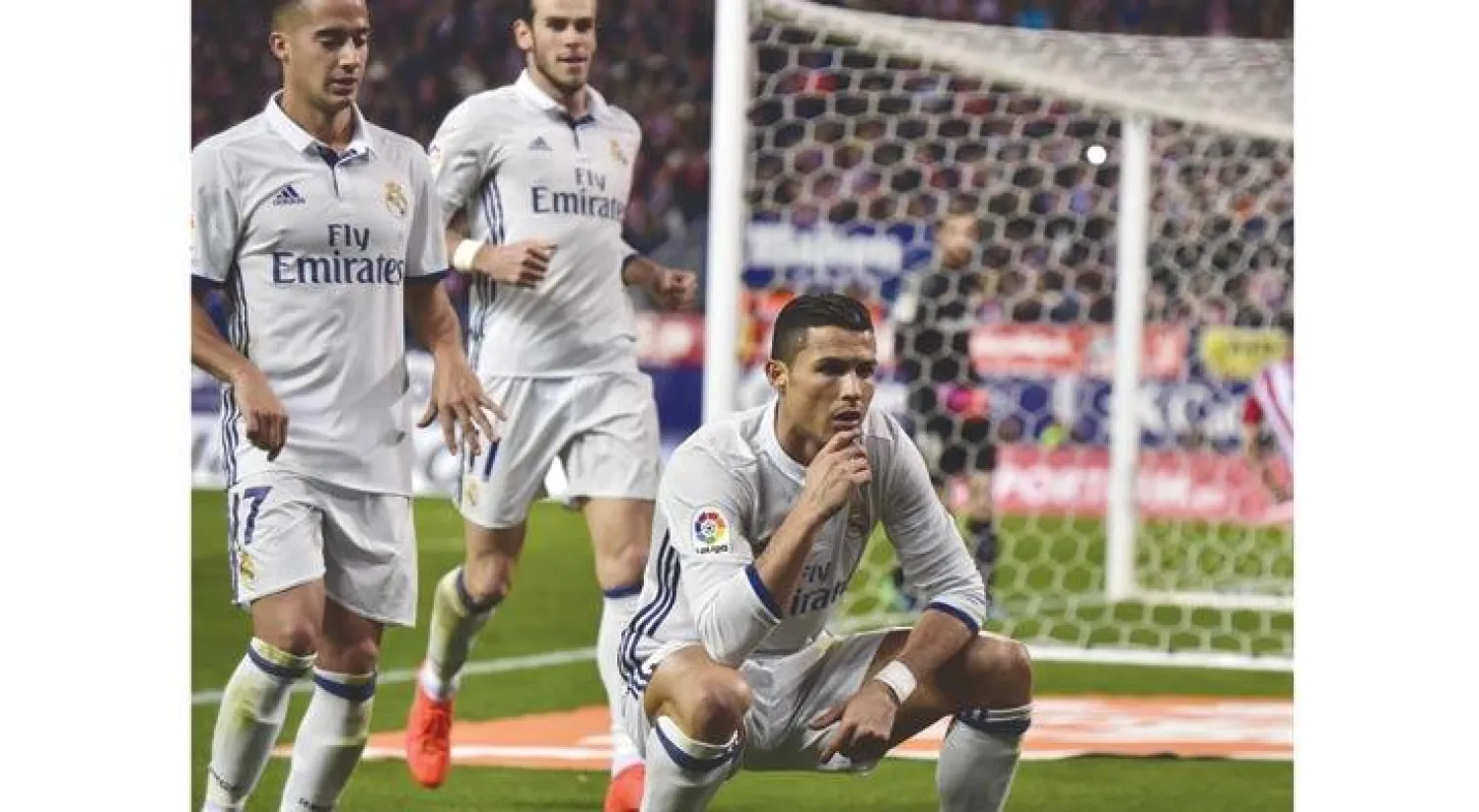 رونالدو يحتفل بطريقته أمام كاميرات الصحافيين بعد تسجيل ثلاثيته (إ.ف.ب)