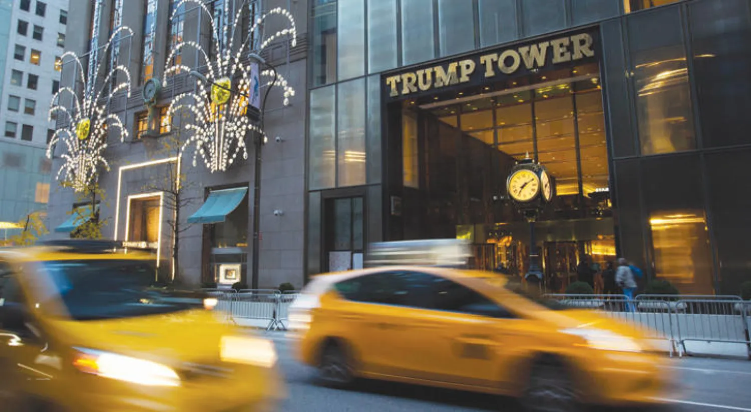 برج ترامب في نيويورك واحد من الأبراج والبنايات الفخمة التي يمتلكها دونالد ترامب حول العالم (أ.ب)