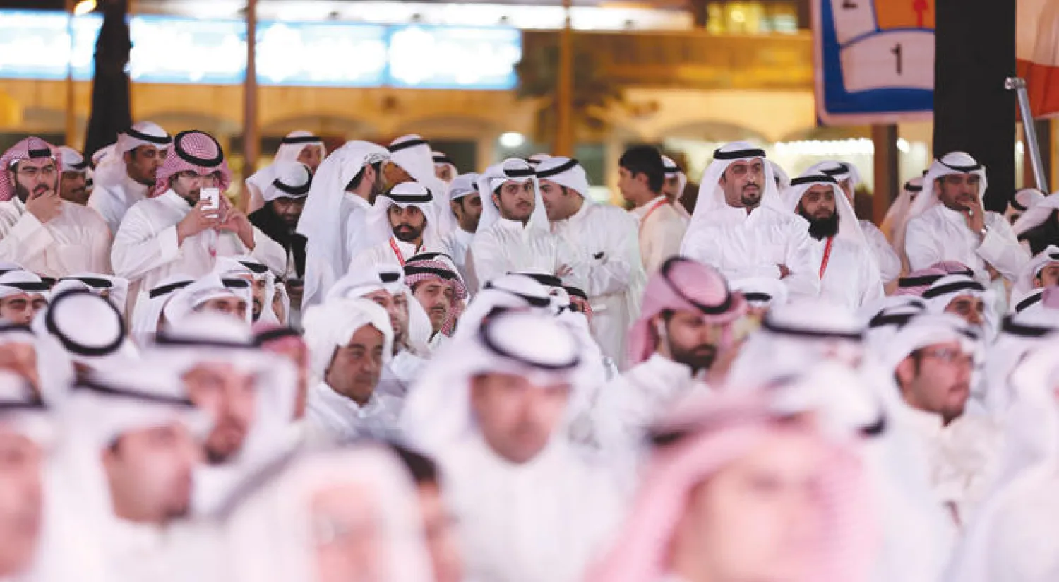 كويتيون لدى حضورهم لقاء انتخابيا لعضو مجلس الأمة السابق النائب الإسلامي محمد المطير (أ ف ب)