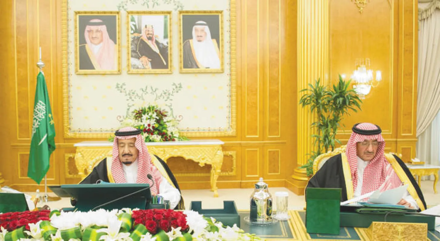 خادم الحرمين الشريفين لدى ترؤسه جلسة مجلس الوزراء في قصر اليمامة بالرياض أمس.. ويبدو الامير محمد بن نايف ولي العهد السعودي (واس)