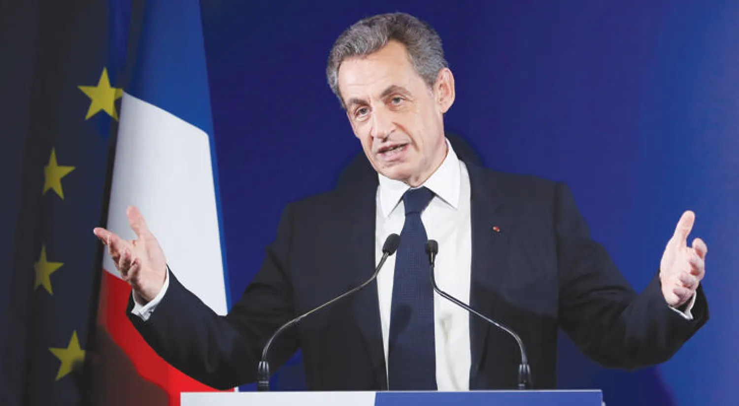 الرئيس السابق نيكولا ساركوزي يلقي كلمة أمام أنصاره خلال حملته الانتخابية أول من أمس في باريس (أ.ف.ب)