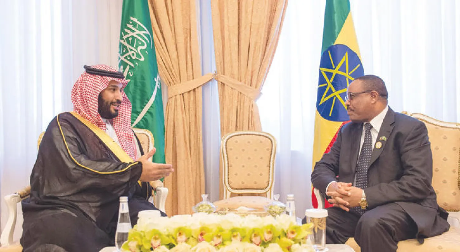 الأمير محمد بن سلمان لدى استقباله رئيس وزراء إثيوبيا في الرياض أمس (واس)