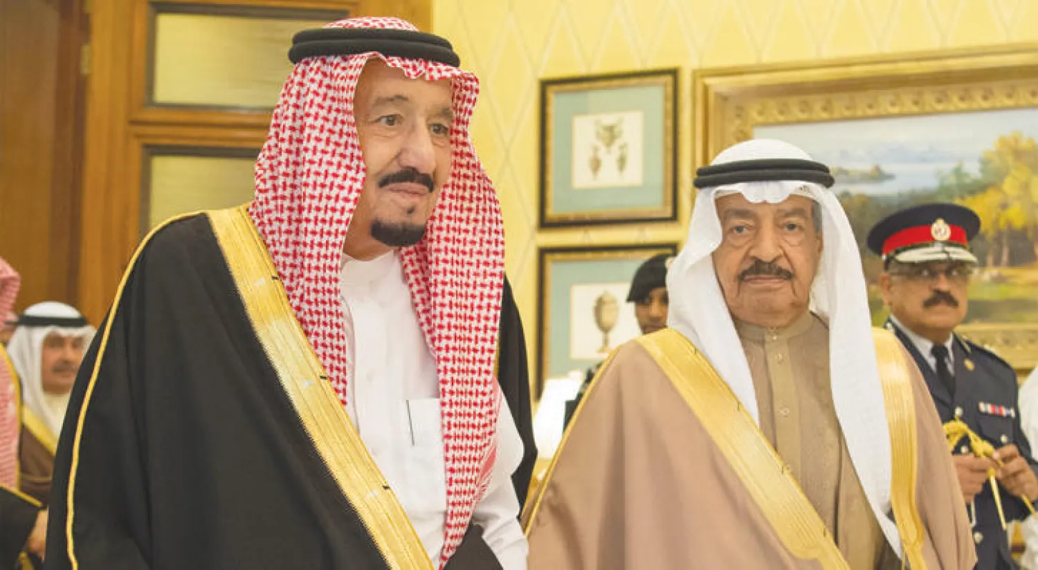 خادم الحرمين الشريفين لدى لقائه الأمير خليفة بن سلمان رئيس الوزراء البحريني في الرياض أمس