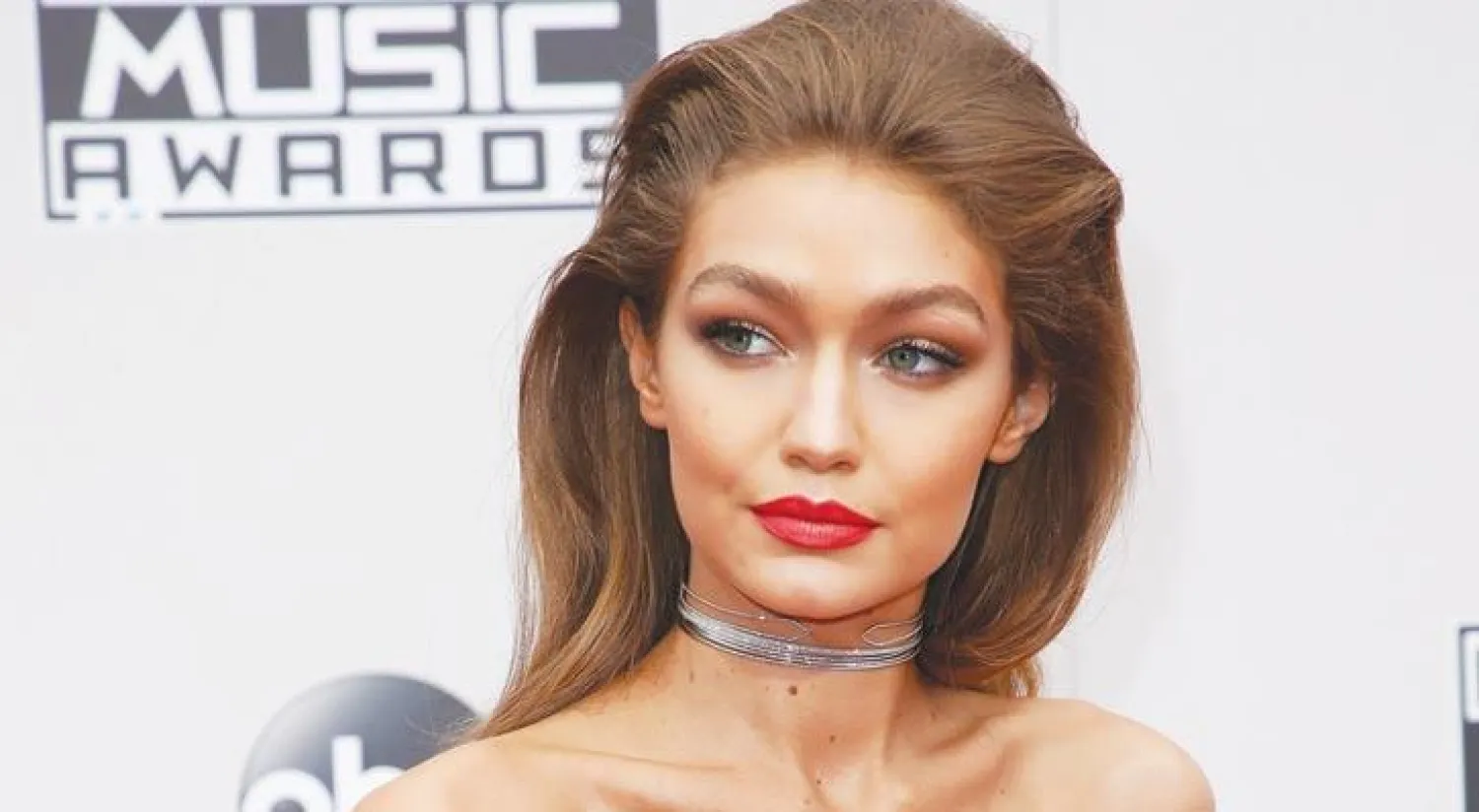 مقدمة الحفل عارضة الأزياء جيجي حديد في إطلالتها أمس (رويترز)